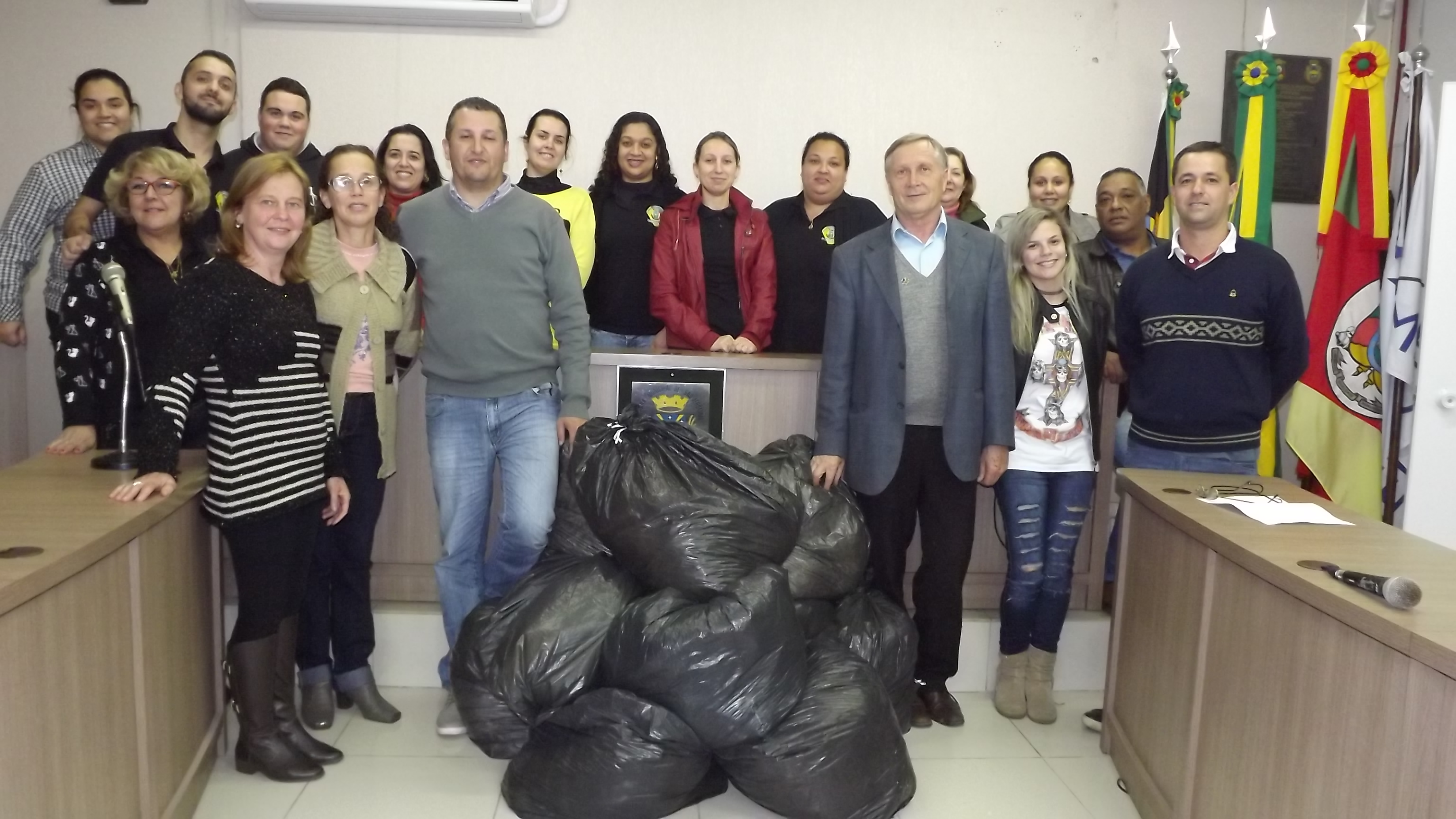 Doação de Papéis para reciclagem para a Casa da Criança SJ